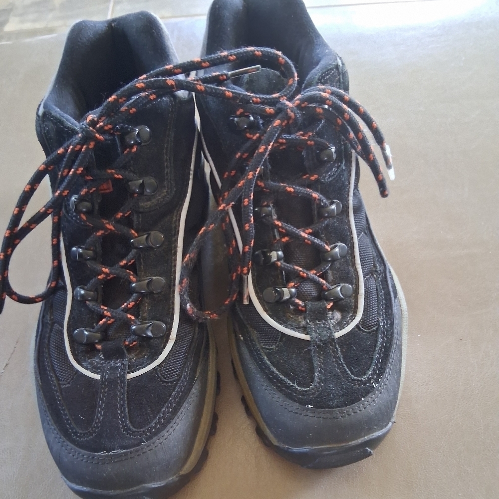 Harley-Davidson Black and Red Sneakers with Sporty Design